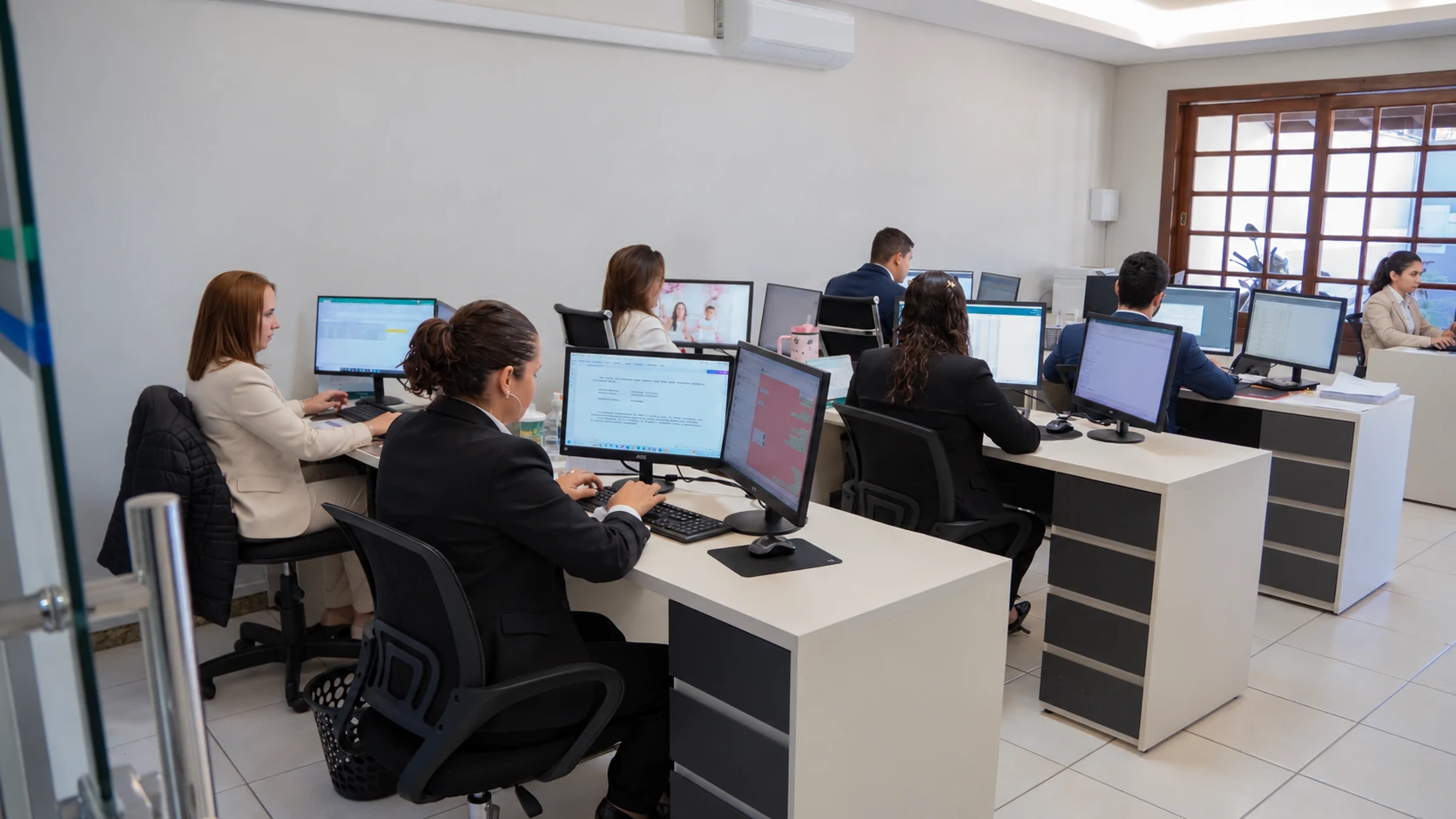 Equipe da Sistecon trabalhando no escritório